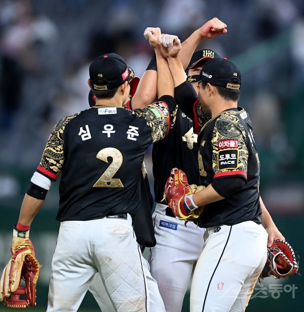 21일 인천 SSG 랜더스필드에서 ‘2022 신한은행 SOL KBO리그’ SSG 랜더스와 kt 위즈의 경기가 열렸다. kt가 SSG를 상대로 4-3으로 승리한 후 선수들이 그라운드에서 기쁨을 나누고 있다. 인천 | 김민성 기자 marineboy@donga.com