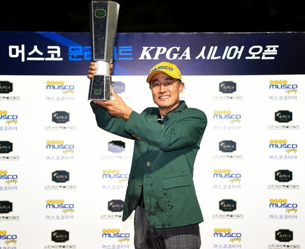 제2회 머스코 문라이트 KPGA 시니어 오픈 우승자 이주일. 사진제공 | KPGA