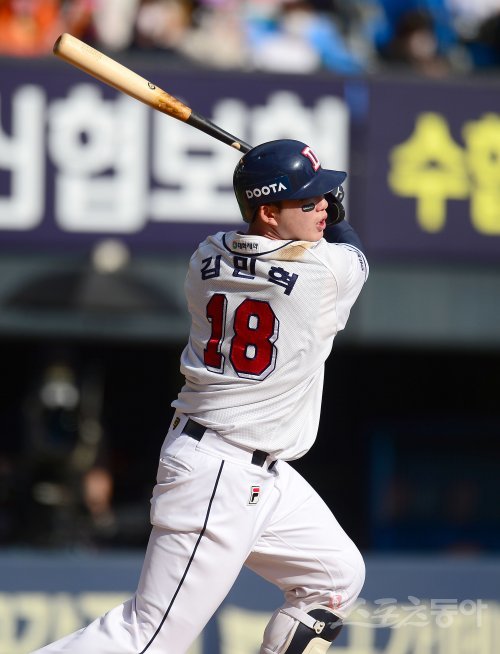 두산 김민혁이 차기 4번타자로 평가받는 이유를 증명했다. 25일 잠실 한화전에 6번타자로 출전해 득점 기회마다 집중력을 발휘했다. 이날은 구단 최고 타자로 불리는 김동주가 KBO 40주년 기념 레전드로 선정돼 잠실구장을 찾은 날이었다. 잠실 | 김종원 기자 won@donga.com