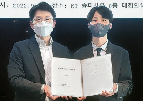 최준기 KT AI/빅데이터사업본부장(왼쪽)과 최훈민 테이블매니저 대표. 사진제공｜KT