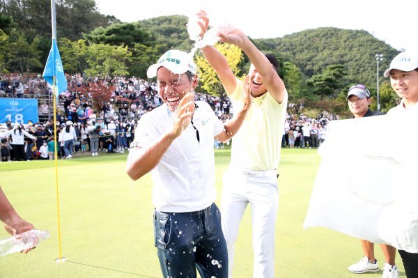 25일 경북 칠곡 파미힐스 컨트리클럽에서 열린 KPGA 코리안투어 DGB금융그룹 오픈에서 우승을 차지한 문도엽이 축하 물세례를 받고 있다. 사진제공 | KPGA