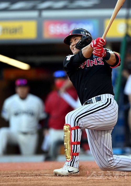 1위 싸움은 아직 끝나지 않았다. LG 김민성이 극적인 만루홈런으로 선두 추격의 불씨를 키웠다. 2위 LG는 1위 SSG와 격차를 다시 3.5경기로 좁혔다. SSG의 정규시즌 우승 매직넘버는 그대로 6이다. 25일 인천 SSG전 연장 10회초 결승 그랜드슬램을 쏘아 올리고 있는 김민성. 인천 | 김민성 기자 marineboy@donga.com