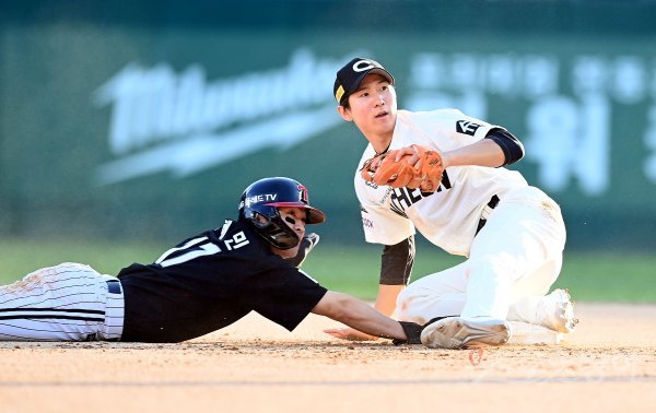 25일 인천 SSG 랜더스필드에서 ‘2022 신한은행 SOL KBO리그‘ SSG 랜더스와 LG 트윈스의 경기가 열렸다. 연장 10회초 무사 1루에서 번트 때 LG 1루 주자 박해민이 2루에서 세이프 되고 있다. SSG가 비디오판독을 요청했으나 세이프. 인천 | 김민성 기자 marineboy@donga.com