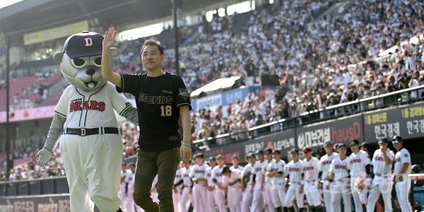 ‘두목곰’ 김동주가 유니폼을 벗은 지 9년 만에 잠실구장을 찾았다. KBO리그 40주년 기념 레전드 40인에 선정된 그는 많은 두산 팬의 환호를 받았다. 25일 한화전이 열린 잠실구장에서 팬들에게 손을 흔들어 인사하고 있는 김동주. 잠실 | 김종원 기자 won@donga.com
