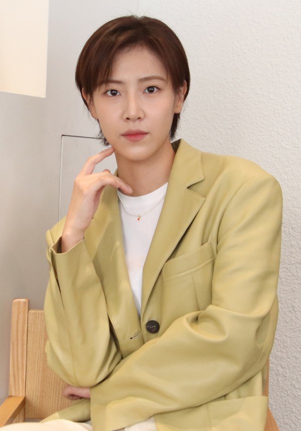 최근 종영한 KBS 2TV 주말드라마 ‘현재는 아름다워’의 주역인 배다빈이 26일 종영 인터뷰에 앞서 서울 용산구 한 카페에서 포즈를 취하고 있다. 사진제공｜SM C&C