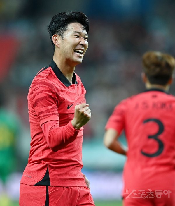 27일 서울 상암동 서울월드컵경기장에서 한국과 카메룬의 축구대표팀 평가전 경기가 열렸다. 한국 손흥민이 골을 넣은 후 세리머니를 펼치고 있다. 상암 | 김민성 기자 marineboy@donga.com