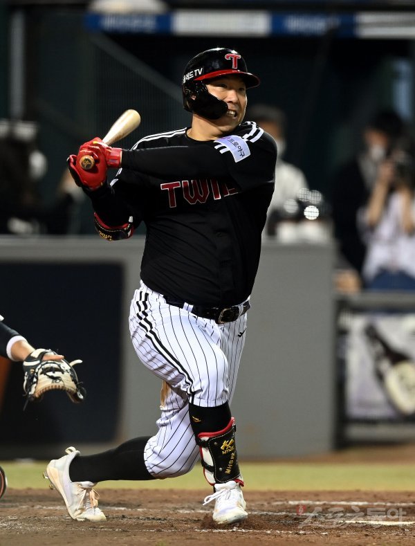 28일 대전 한화생명이글스파크에서 ‘2022 신한은행 SOL KBO리그’ 한화 이글스와 LG 트윈스의 경기가 열렸다. 5회초 2사 2루에서 LG 김현수가 1타점 2루타를 날리고 있다. 대전 | 김민성 기자 marineboy@donga.com