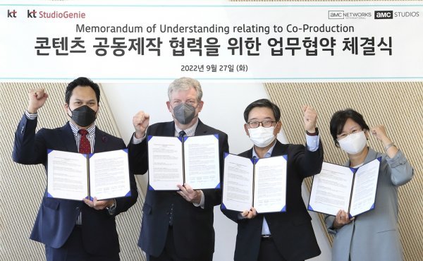 노엘 만자노 AMC네트웍스 글로벌 제작 총괄 , 해롤드 그로넨탈 AMC네트웍스 부사장, 김훈배 KT 미디어플랫폼사업본부장(전무), 김철연 KT스튜디오지니 대표. 사진제공｜KT