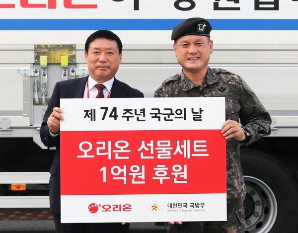 이승준 오리온 대표(왼쪽)와 손식 국군의 날 행사기획단장. 사진제공|오리온