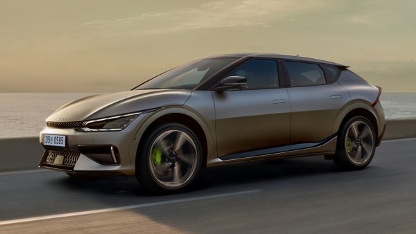 기아가 한국 자동차 역사상 가장 빠른 차인 EV6 GT를 10월 4일 공식 출시한다. 고속 주행 및 코너링 성능을 높여주는 다양한
신기술을 적용하고, 일반 모델 대비 성능을 대폭 높인 모터와 고출력 배터리를 조합해 슈퍼카급 성능인 제로백 3.5초를 구현했다.
사진제공|기아