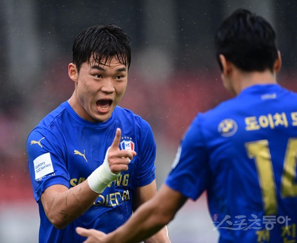 3일 경기도 탄천종합운동장에서 열린 ‘하나원큐 K리그1 2022’ 성남 FC와 수원 삼성의 경기에서 수원 오현규가 선제골을 성공시킨 후 세리머니를 하고 있다. 성남 | 주현희 기자 teth1147@donga.com