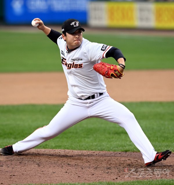 3일 대전 한화생명이글스파크에서 ‘2022 신한은행 SOL KBO리그’ 한화 이글스와 SSG 랜더스의 경기가 열렸다. 9회초 무사에서 한화 마무리 강재민이 구원등판해 볼을 던지고 있다. 대전 | 김민성 기자 marineboy@donga.com