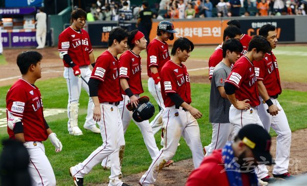 3일 대전 한화생명이글스파크에서 ‘2022 신한은행 SOL KBO리그’ 한화 이글스와 SSG 랜더스의 경기가 열렸다. 한화에 4-7로 패한 SSG 선수들이 더그아웃으로 향하고 있다. 대전 | 김민성 기자 marineboy@donga.com