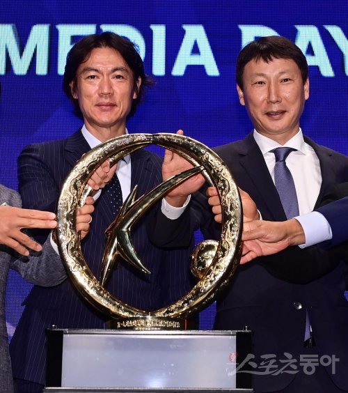 2022시즌 성적표가 ‘현대가 더비’ 2연전에 걸려있다. 홍명보 감독(왼쪽)의 울산과 김상식 감독의 전북이 5일 FA컵 4강전, 8일 K리그1 35라운드 맞대결을 잇달아 펼친다. 지난달 28일 진행된 ‘K리그1 파이널라운드 미디어데이’ 당시 우승 트로피에 손을 얹은 두 감독. 주현희 기자 teth1147@donga.com