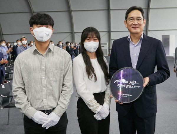 기흥 반도체 R&D단지 기공식에서 직원들과 함께 한 이재용 부회장(오른쪽).  사진제공｜삼성전자