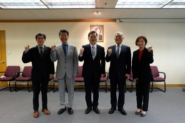 왼쪽에서부터 서울시관광협회 박정록 상근부회장, 추신강 국제관계자문보좌관, 주한타이베이대표부 량광중 대표, 서울시관광협회 양무승 회장, 타이완관광청 서울사무소 황이평 소장