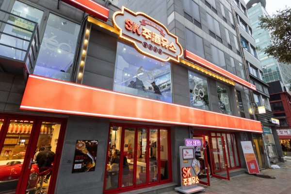 4일 오후 개장한 서울 종로구 청계천변의 SK에너지 팝업스토어 ‘SK 주(酒)유소’. 사진제공｜SK에너지
