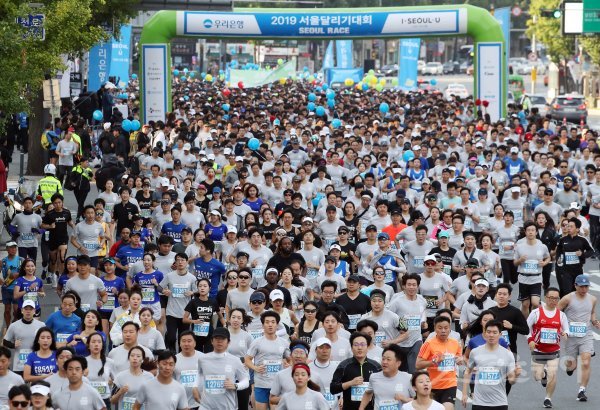 ‘2022 서울달리기대회’가 9일 오전 7시30분 서울광장에서 힘차게 출발한다. 코로나19로 인해 3년 만에 오프라인으로 열리는 
이번 대회에는 1만1000여명이 참가해 서울 도심 명소를 달리며 가을 정취에 흠뻑 젖는다. 사진은 2019년 10월에 열린 
‘2019 서울달리기대회’ 출발 모습. 스포츠동아DB