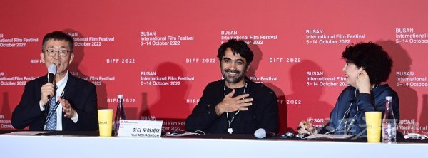 허문영 집행위원장, 하디 모하게흐 감독, 레자 모하게흐 프로듀서(왼쪽부터)가 5일 부산 해운대구 우동 영화의전당에서 열린 제27회
 부산국제영화제 개막작 ‘바람의 향기’ 기자회견에 참석해 질문에 답하고 있다.  부산｜주현희 기자 
teth1147@donga.com