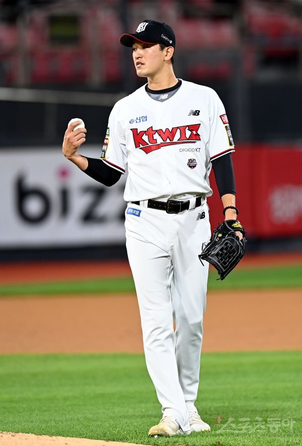 5일 경기도 수원 kt위즈파크에서 ‘2022 신한은행 SOL KBO리그’ kt 위즈와 삼성 라이온즈의 경기가 열렸다. 6회초 무사 1, 2루에서 역전타를 허용한 kt 선발 고영표가 아쉬워하고 있다. 수원 | 김민성 기자 marineboy@donga.com