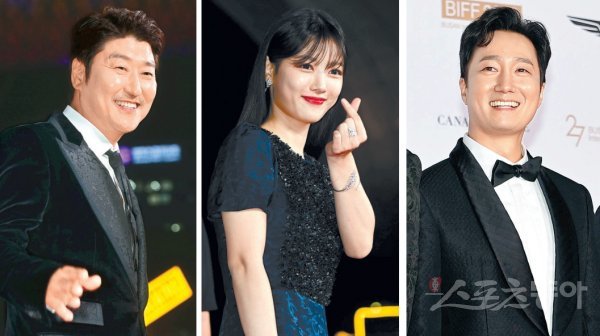 배우 송강호, 김유정, 박해일(왼쪽부터)이 5일 부산 해운대구 우동 영화의전당에서 열린 제27회 부산국제영화제 레드카펫 행사에서 포즈를 취하고 있다. 부산｜주현희 기자 teth1147@donga.com