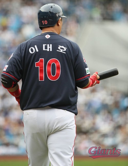 ‘영원히 남을 10번!’ 롯데 이대호가 8일 사직구장에서 열릴 LG와 홈경기를 끝으로 정든 그라운드를 떠난다. 전무후무한 타격 7관왕까지 달성했던 그의 등번호 ‘10번’은 롯데 구단의 역대 2번째 영구결번으로 지정됐다. 사진제공 | 롯데 자이언츠