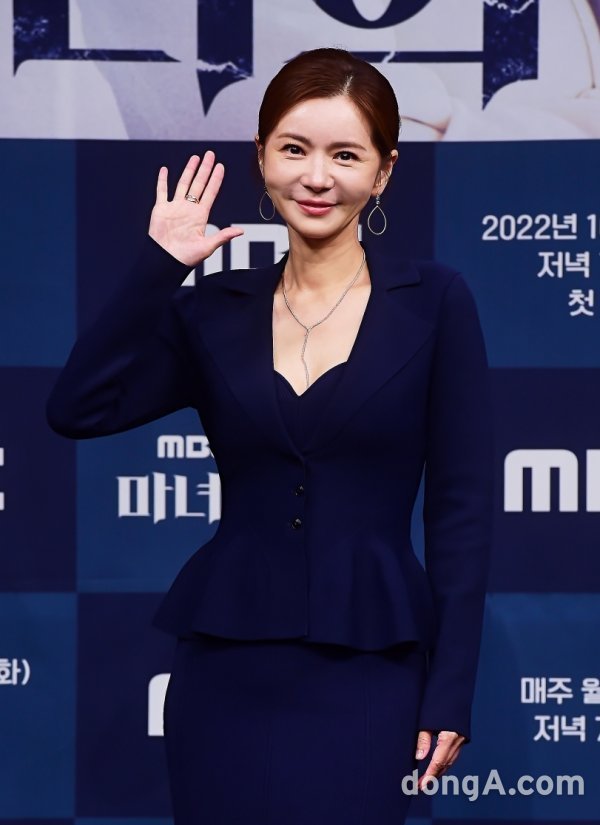 MBC 일일드라마 ‘마녀의 게임’의 주역인 배우 장서희가 6일 서울시 마포구 상암 MBC센터에서 열린 온라인 제작발표회 무대에서 포즈를 취하고 있다. 사진제공 | MBC