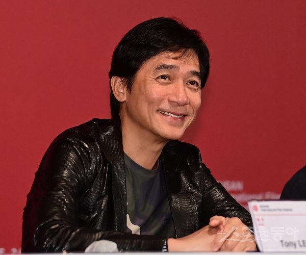 중국 배우 량차오웨이(양조위)가 6일 부산 해운대구 우동 KNN시어터에서 열린 ‘제27회 부산국제영화제’ 올해의 아시아영화인상 기자회견에서 취재진의 질문을 듣고 있다. 해운대(부산)｜주현희 기자 teth1147@donga.com