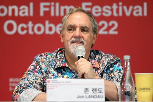 영화 ‘아바타: 물의 길’의 존 랜도 프로듀서가 6일 부산 해운대구 KNN씨어터에서 열린 기자간담회에서 취재진의 질문에 답하고 있다. 사진 | 뉴시스