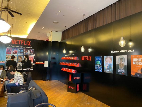 넷플릭스가 6일부터 9일까지 제27회 부산국제영화제의 주요 부대행사가 진행되는 해운대구 영화의전당 인근 카페에 홍보부스인 ‘넷플릭스 사랑방’을 열었다. 해운대(부산)｜이승미 기자 smlee@donga.com