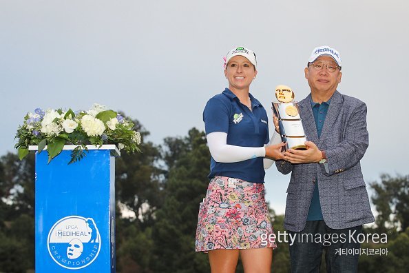 “내가 메디힐의 여왕이다.” 조디 유어트 섀도프(왼쪽)가 10일(한국시간) LA 인근 소미스의 새티코이 클럽에서 끝난 LPGA 투어 메디힐 챔피언십에서 우승을 차지한 뒤 주최사인 엘앤피코스메틱 권오섭 회장으로부터 메디힐 마스크팩을 형상화한 챔피언 트로피를 전달받고 환하게 웃고 있다. 사진=게티이미지코리아