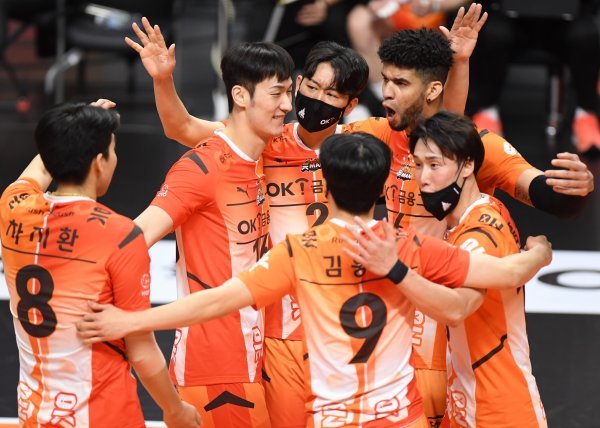 V리그 사상 최초의 3시즌 연속 정규리그 MVP인 레오(뒷줄 오른쪽 끝)는 OK금융그룹에서 보내는 2번째 시즌 자신과 팀의 명예회복을 벼르고 있다. 2022∼2023시즌 팀의 PO행을 넘어 정상등극까지 이끌겠다는 의지다. 사진제공 | KOVO