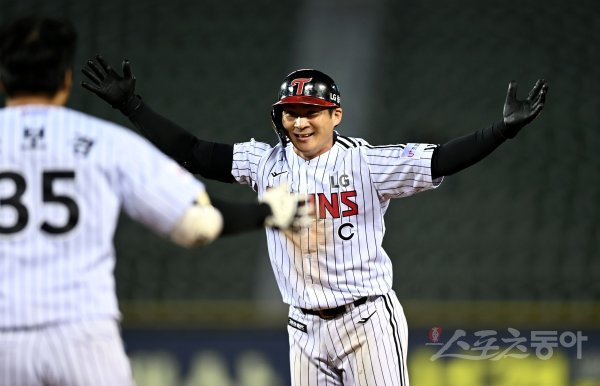 11일 서울 잠실야구장에서 ‘2022 신한은행 SOL KBO리그‘ LG 트윈스와 kt 위즈의 경기가 열렸다. 9회말 2사 1, 2루에서 LG 오지환이 끝내기 안타를 날린 후 환호하고 있다. 잠실 | 김민성 기자 marineboy@donga.com