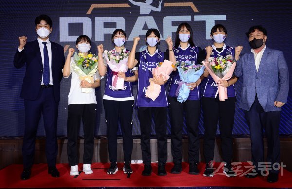 5일 서울 청담동 리베라호텔에서 ‘2022-2023 KOVO 여자 신인선수 드래프트‘가 열렸다. 한국도로공사에 지명된 선수들이 김종민 감독과 기념촬영을 하고 있다. 서울 | 김민성 기자 marineboy@donga.com