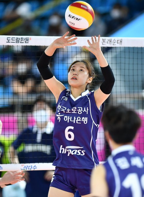 도로공사의 세터 이윤정은 2021~2022시즌 중고 신인으로 프로배구에 데뷔해 신인상의 주인공이 됐다. “첫 시즌 내 점수는 50점”이라 평가한 그는 새 시즌 더욱 꾸준한 활약을 다짐했다. 사진제공 | KOVO