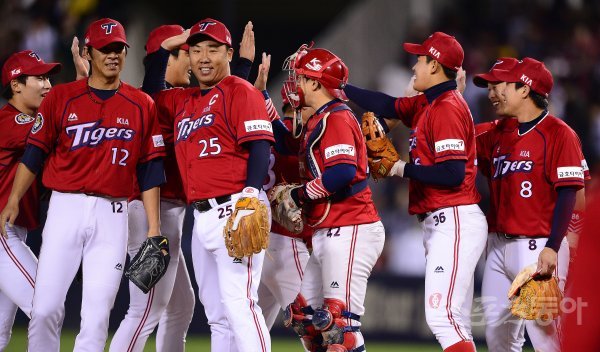 지난 2016년 LG와의 와일드카드(WC) 결정전 1차전에서 승리한 KIA 선수들. 스포츠동아DB