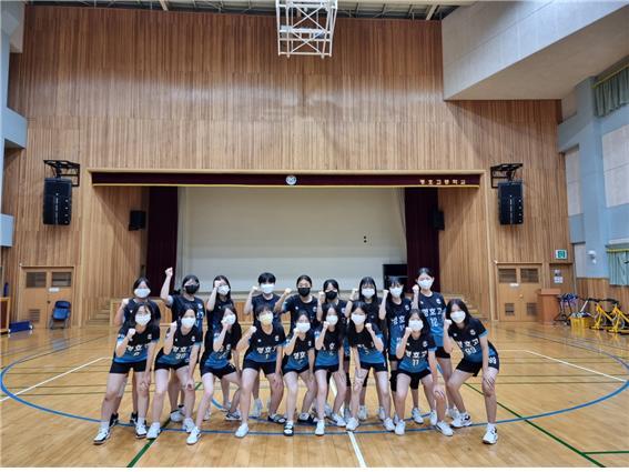 부산 명호고 배구부 학생들이 파이팅을 외치고 있다. 명호고는 부산광역시 교육감배 대회에서 아쉽게 4강 진출에 실패했지만 끝까지 최선을 다해 경기를 마쳐 박수를 받았다. 사진제공 손시연