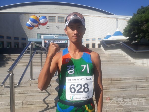 경보 최병광(삼성전자)은 11일 울산시 일원에서 열린 제103회 전국체육대회 남자 일반부 경보 20km에서 4년 만에 정상에 올랐다. 국내 최강자로서 입지를 다졌지만 불완전 연소로 끝난 올림픽과 세계선수권대회를 향한 열망이 강하다. 강화된 세계선수권대회 출전 기준기록을 넘고자 개인기록 경신에 더욱 전력투구할 계획이다. 이날 우승 후 스포츠동아와 인터뷰 중인 최병광. 울산 I 권재민 기자 jmart220@donga.com