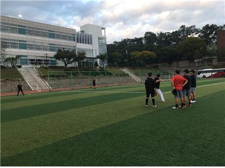 중앙고 야구부가 남인환 감독 부임 후 좋은 성적을 거두고 있다. 사진은 중앙고 투수코치가 선수들을 지도하는 모습. 사진제공 김태영