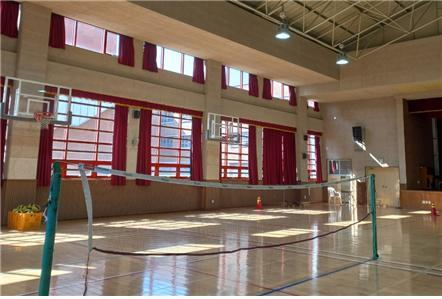 학생건강체력평가제도는 학생들의 체력을 측정해 학생들의 체력 저하를 방지하고, 건강 체력을 만들 수 있도록 돕는다. 사진은 옥련여고 체육관에 마련된 배드민턴 경기장. 사진제공 성서현