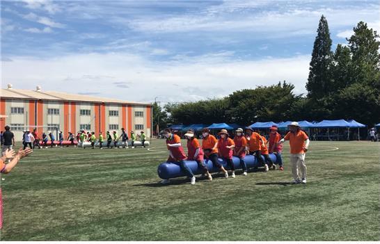 경기 안중읍체육회가 주최한 ‘제10회 안중읍민체육대회’가 지난 9월3일 열렸다. 사진은 봉 서바이벌 게임을 하고 있는 참가자들. 사진제공 이서연