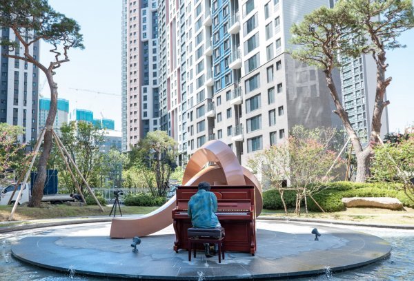 반포르엘 단지에서 공연을 하고 있는 피아니스트 김준서. 사진제공｜롯데건설