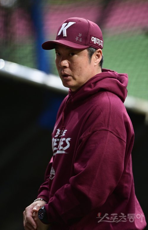 16일 서울 고척스카이돔에서 열린 ‘2022 신한은행 SOL KBO리그’ 준 플레이오프 1차전 키움 히어로즈와 KT 위즈의 경기에 앞서 키움 강병식 코치가 선수들의 훈련을 지켜보고 있다. 고척 | 주현희 기자 teth1147@donga.com