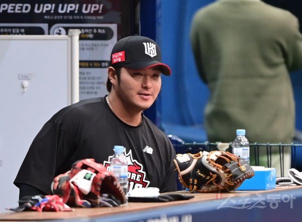 16일 서울 고척스카이돔에서 열린 ‘2022 신한은행 SOL KBO리그’ 준 플레이오프 1차전 키움 히어로즈와 KT 위즈의 경기에 앞서 KT 박병호가 키움 선수들의 훈련을 바라보고 있다. 고척 | 주현희 기자 teth1147@donga.com