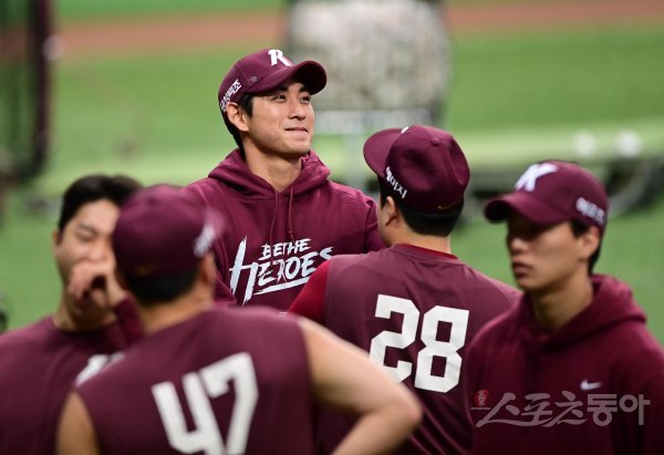 16일 서울 고척스카이돔에서 열린 ‘2022 신한은행 SOL KBO리그’ 준 플레이오프 1차전 키움 히어로즈와 KT 위즈의 경기에서 키움 이정후가 훈련에 앞서 동료들과 이야기하고 있다. 고척 | 주현희 기자 teth1147@donga.com