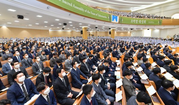 새예루살렘 판교성전에서 신자들이 초막절 대회 끝날 대성회에 참여하고 있다. 사진제공 ｜ 하나님의교회 세계복음선교협회