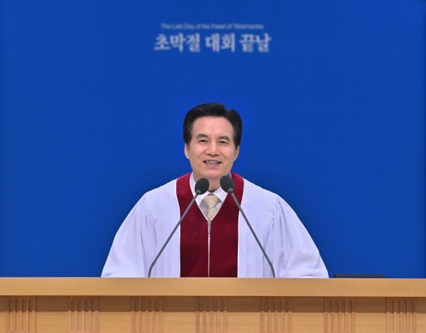 초막절 대회 끝날 대성회 기념예배에서 총회장 김주철 목사가 설교하고 있다. 사진제공 ｜ 하나님의교회 세계복음선교협회