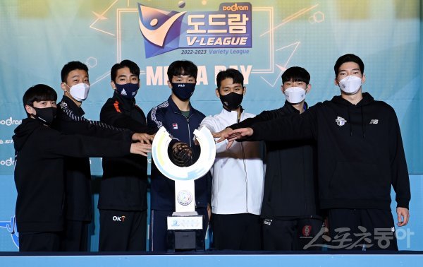 18일 서울 청담동 리베라호텔에서 열린 ‘2022-2023 도드람 V리그‘ 남자부 미디어데이에서 왼쪽부터 우리카드 오재성, 한국전력 신영석, OK금융그룹 차지환, 대한항공 임동혁, KB손해보험 한성정, 우리카드 황경민, 현대캐피탈 허수봉이 트로피를 앞에 두고 포즈를 취하고 있다. 서울 | 김민성 기자 marineboy@donga.com