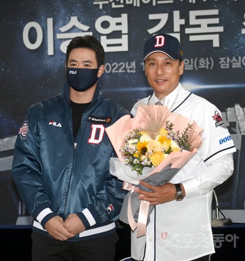 두산 베어스 제11대 사령탑 이승엽 감독이 18일 서울 잠실야구장에서 진행된 취임식에서 유니폼을 입고 김재환과 기념촬영을 하고 있다. 잠실 | 김종원 기자 won@donga.com