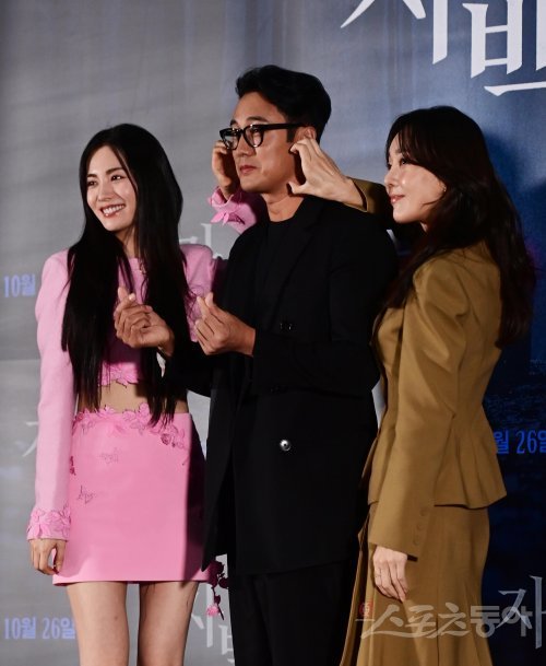 배우 나나, 소지섭, 김윤진이 18일 서울 광진구 자양동 롯데시네마 건대입구점에서 열린 영화 ‘자백’ 언론시사회에서 포즈를 취하고 있다. 주현희 기자 teth1147@donga.com